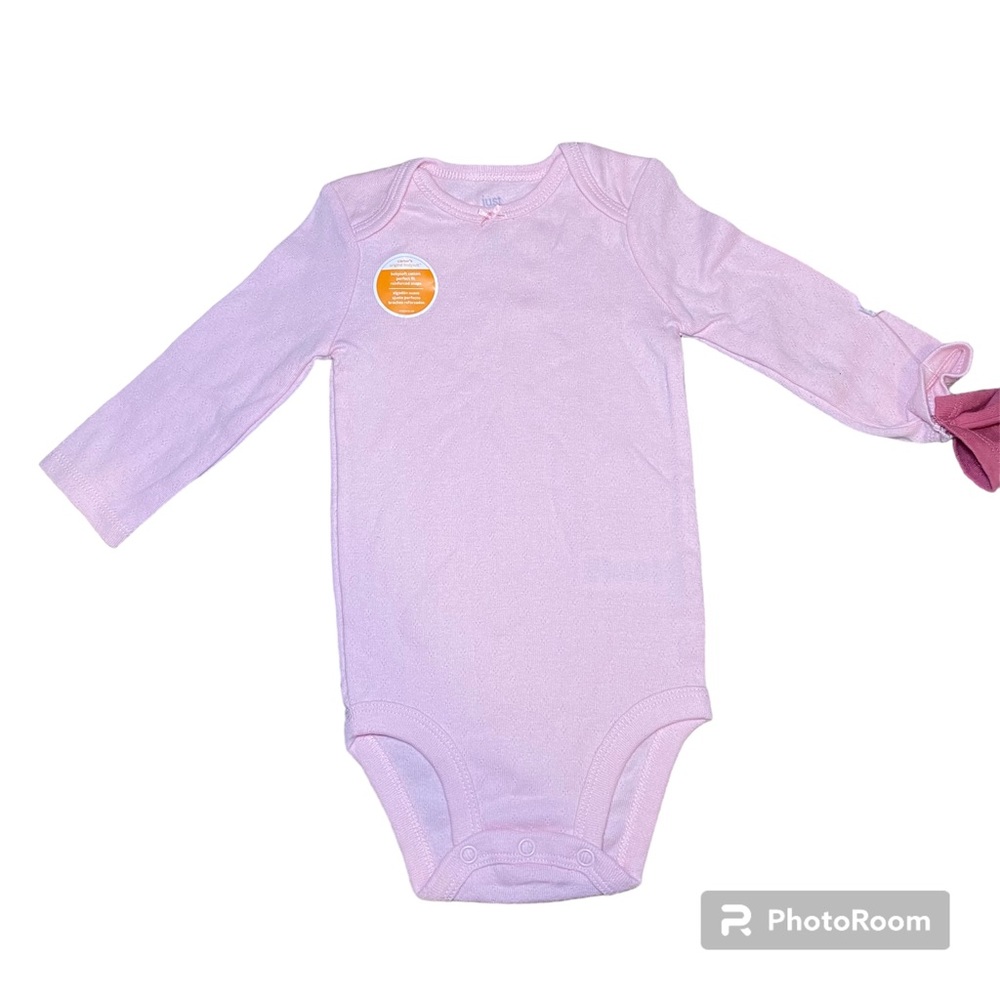 Baby girl long sleeve bodysuit. Never worn. 3 piece set. From carters.